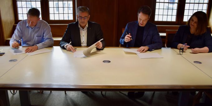 Stadtschreiber Heinz Kubli, Stadtammann Markus Schneider, Gemeindeammann Adrian Schoop und Gemeindeschreiberin Fabienne Fischer unterzeichnen den Vertrag zum Zusammenschluss. Zusammenschlussvertrag ist unterzeichnet