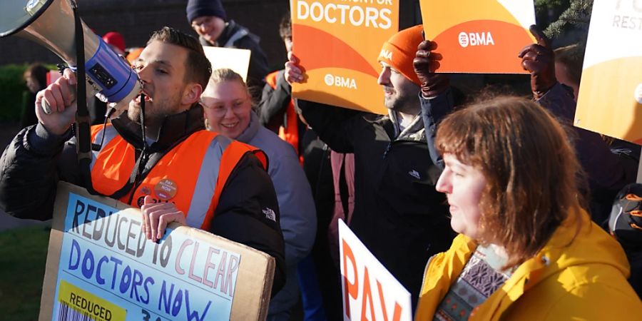 Streikende Assistenzärzte des NHS in Leicester. Foto: Jacob King/PA/dpa