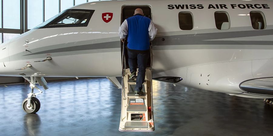 Inzwischen verkauft: Der Bundesrats-Jet PC-24 der Pilatus-Flugzeugwerke im Hangar in Bern-Belp. (Archivbild)