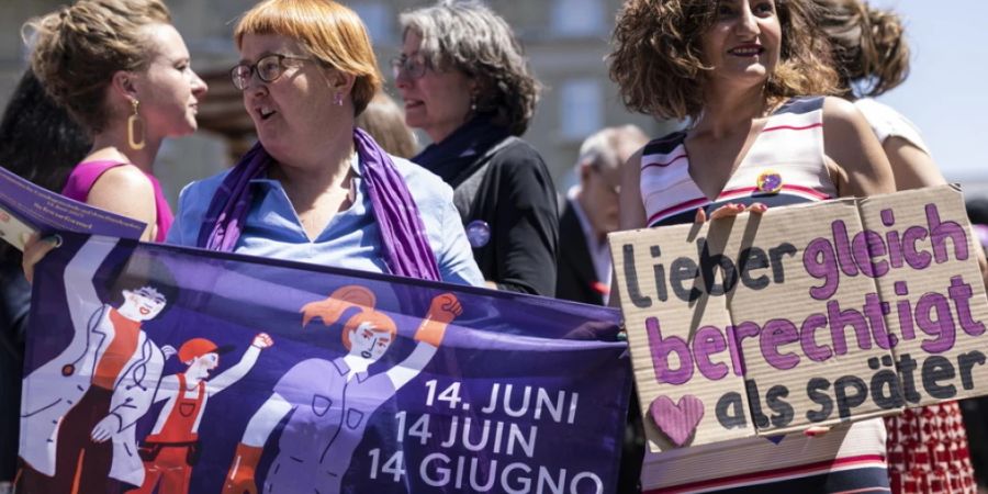 Auch Parlamentarierinnen nahmen am Frauenstreik in Bern teil, darunter die Grünen Nationalrätinnen Irène Kälin (AG), Natalie Imboden (BE), Manuela Weichelt-Picard (ZG) und Sibel Arslan (BS).