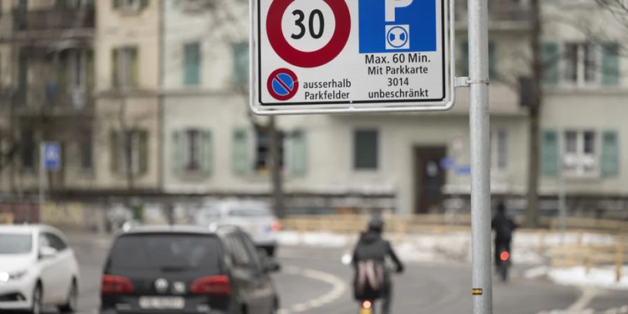 Mehr Tempo-30-Zonen innerorts würden laut Beratungsstelle für Unfallprävention mindestens ein Drittel der schweren Verkehrsunfälle verhindern. (Archivbild)