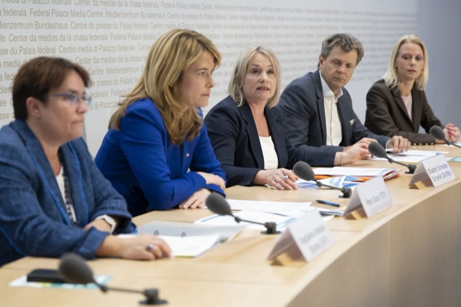 Nationalrätin Elisabeth Schneider-Schneiter (Mitte/BL), Bildmitte, spricht an der Medienkonferenz der Allianz für die Umsetzung der OECD-Mindeststeuer.