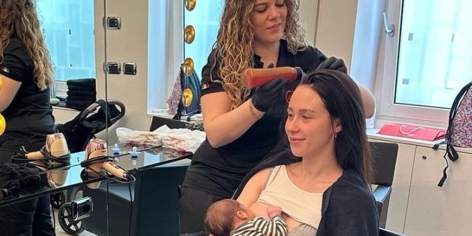 Stillen und stylen - Hunziker-Tochter zeigt sich beim Mama-Multitasking