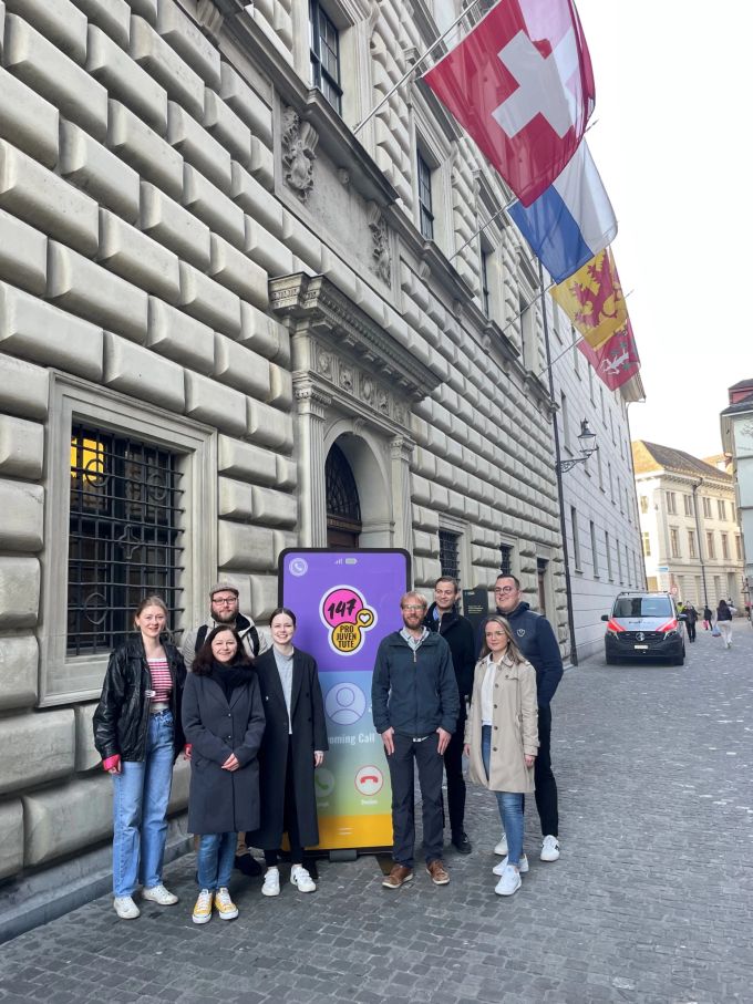 Pro Juventute mit den Luzerner Jungparteien vor dem Regierungsgebäude in Luzern. Pro Juventute