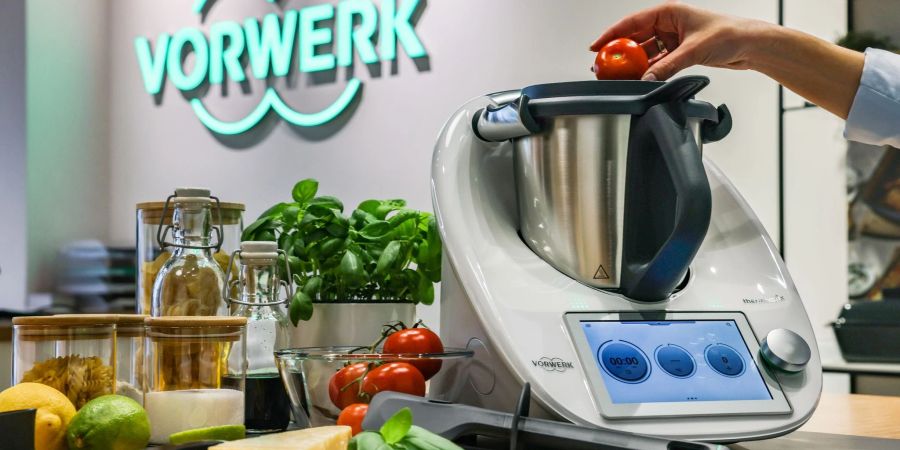 Ein Vorwerk Thermomix TM6 in einem Vorwerk-Kochstudio.