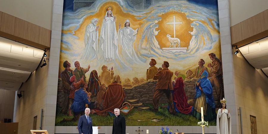 Joe Biden (l), Präsident der USA, stehet neben Pfarrer Gibbons, während er die «Basilika Unserer Lieben Frau, Königin von Irland» besichtigt. US-Präsident Biden besucht das westirische County Mayo, aus dem mehrere seiner Vorfahren stammten. Dort wird er auch eine Rede halten. Foto: Patrick Semansky/AP/dpa
