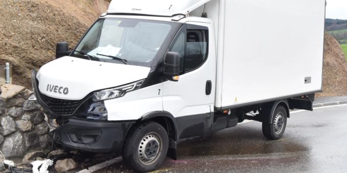 Herisau: Selbstunfall mit Lieferwagen Herisau: Selbstunfall mit Lieferwagen