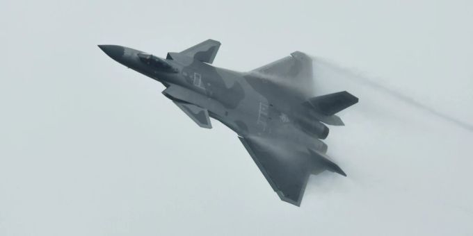 Ein chinesischer Kampfjet bei einer Flugshow. (Archivbild) China
