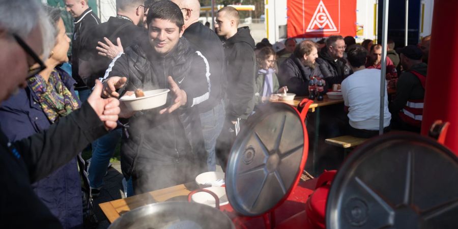 Verpflegung aus der Gulaschkanone für streikende Lastwagenfahrer.