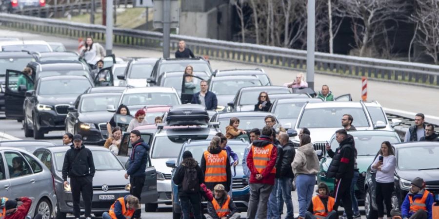 Protestaktion vor dem Gotthardtunnel in Göschenen UR: Der Tunnel war am Karfreitag deswegen rund 40 Minuten gesperrt: