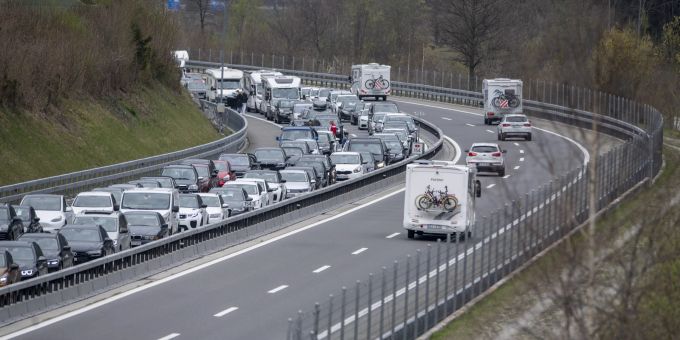 Der Reiseverkehr staut sich vor dem Gotthard-Tunnel. Gotthard