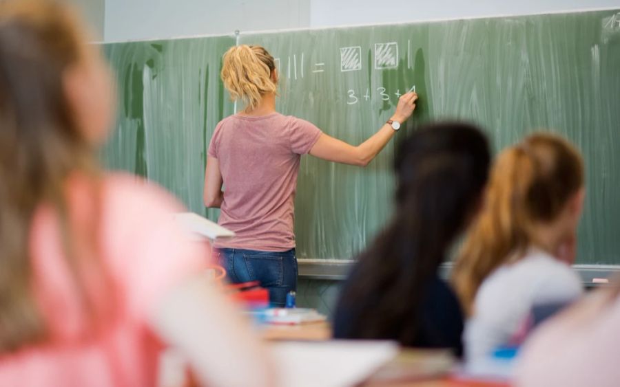 Mehrere Kantone wollen auch dieses Jahr mit Quereinsteigern dem Mangel an Lehrpersonen entgegenwirken. (Symbolbild)