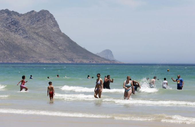 Offenbar sehnen sich in der Schweiz viele Menschen nach Sonne, Strand und Meer. (Archivbild) strand
