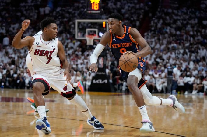 Miami Heat bezwingt die New York Knicks in Spiel drei ihrer Playoff-Serie in der NBA. NBA