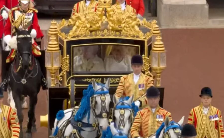 Charles und Camilla verlassen den Palast.