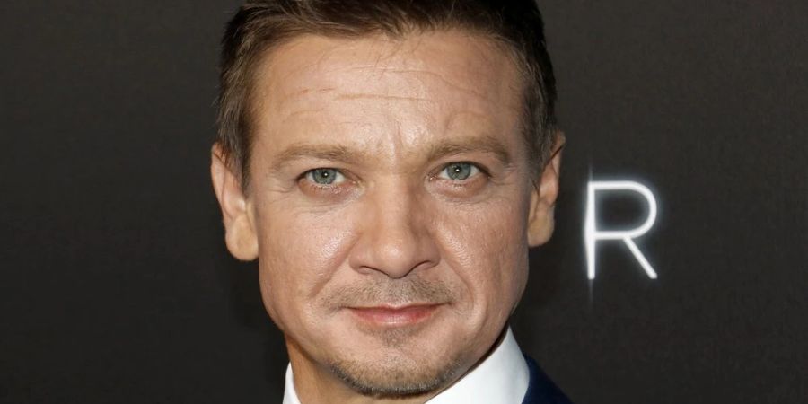 Schauspieler Jeremy Renner trainiert hart dafür, dass er nach seinen lebensgefährlichen Verletzungen wieder fit wird. Inzwischen kann er schon ohne Gehwagen laufen.