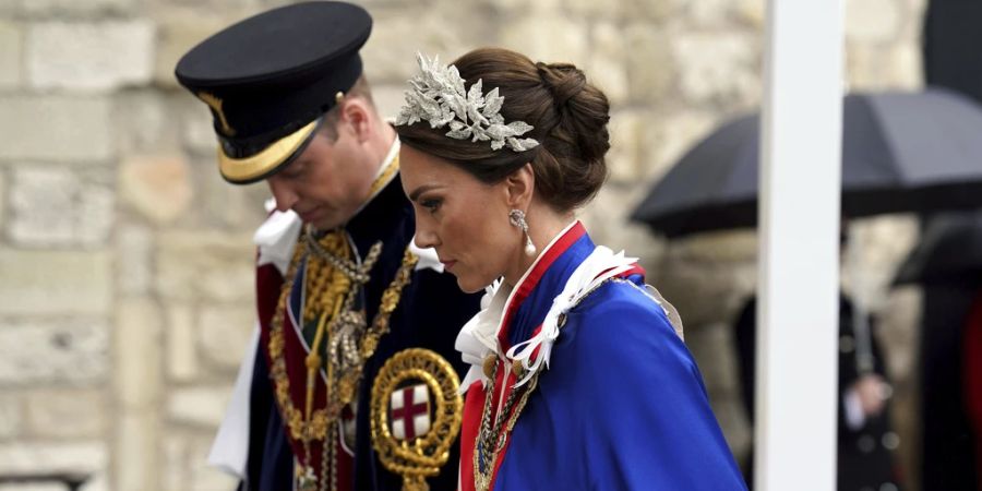 Prinzessin Kate und Gatte William treffen in der Westminster Abbey zur Krönung ein. Kate trägt besonderen Schmuck.