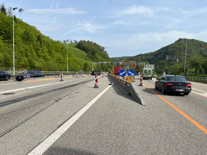 Die A2 war für mehrere Stunden nur einspurig befahrbar. A2 Unfall