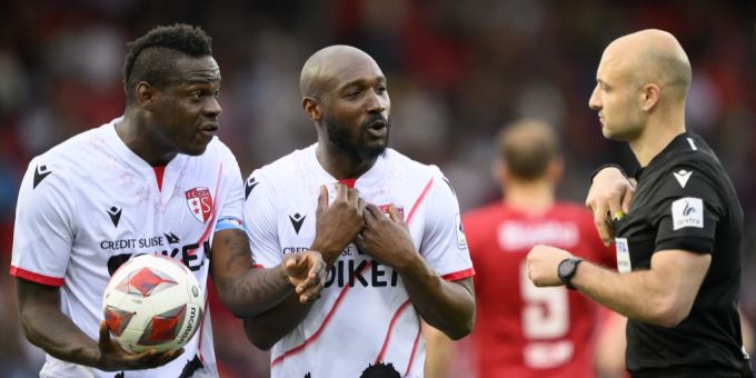 Die Spieler des FC Sion protestieren vehement bei Schiedsrichter Luca Cibelli (r.). FC SIon