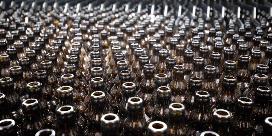 Leere Bierflaschen stehen in der Flaschenreinigungsanlage in der Produktionsstätte der Holsten-Brauerei im Hamburger Stadtteil Hausbruch.