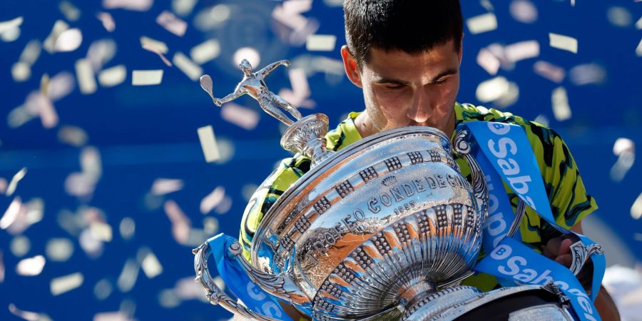 Carlos Alcaraz hält den Pokal nach seinem Sieg.