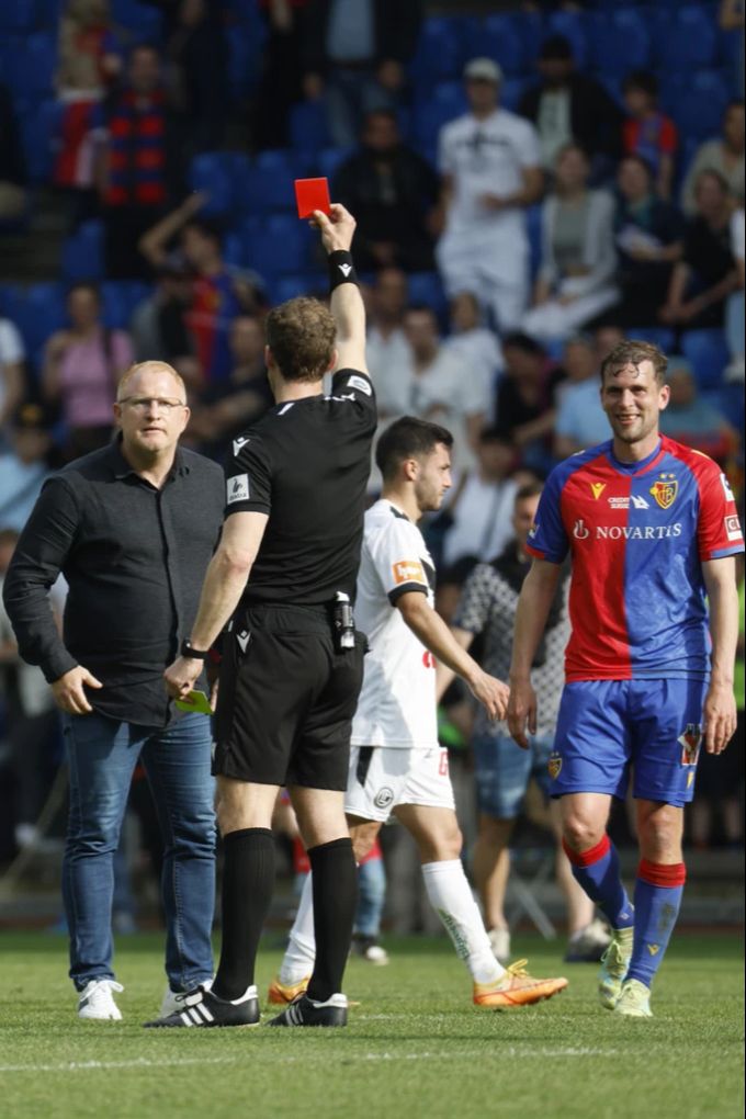 Heiko Vogel sieht im Anschluss an das 1:1 gegen Lugano die Gelb-Rote Karte. FC Basel