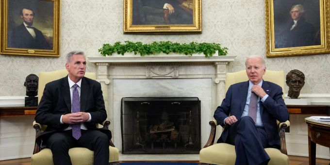US-Präsident Joe Biden trifft sich mit Kevin McCarthy, Sprecher des Repräsentantenhauses, um über die Schuldenobergrenze zu sprechen. US-Präsident Joe Biden trifft sich mit Kevin McCarthy, Sprecher des Repräsentantenhauses, um über die Schuldenobergrenze zu sprechen.