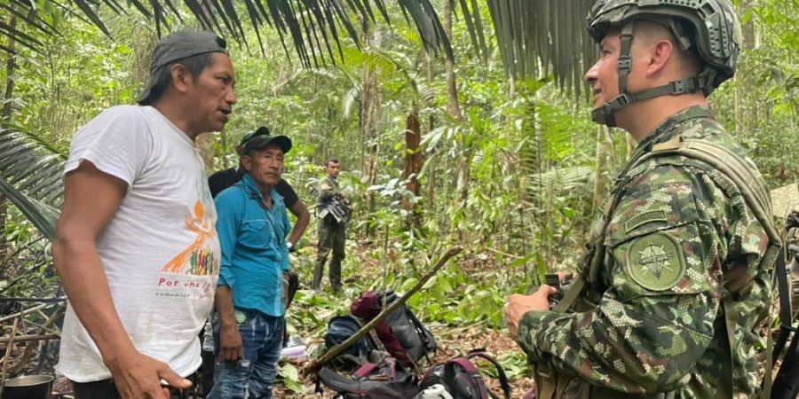 HANDOUT - Auf diesem von den kolumbianischen Streitkräften zur Verfügung gestellten Bild sind Soldaten und lokale Anwohner bei der Suche von vier vermissten Kindern im Dschungel zu sehen. Die Geschwister waren am 1. Mai mit einer Propellermaschine im Department Caquetá im Süden des Landes abgestürzt. Foto: ---/Kolumbianische Streitkräfte/dpa - ACHTUNG: Nur zur redaktionellen Verwendung und nur mit vollständiger Nennung des vorstehenden Credits