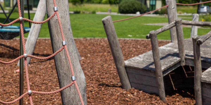 Klettergeräte auf einem Spielplatz. (Symbolbild)