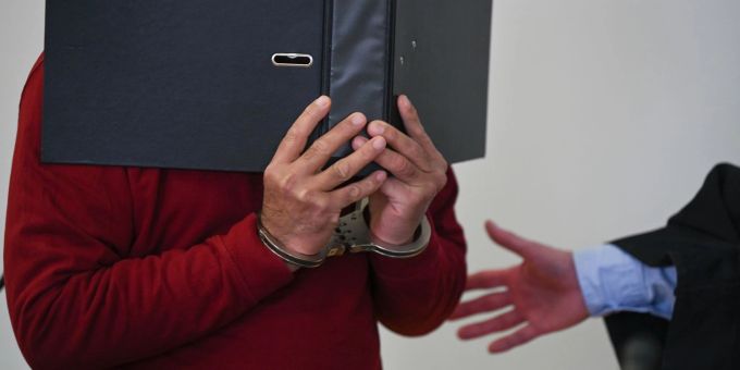 Nach Mord an seinen Kindern: Das Landgericht Hanau hat einen Vater zu einer lebenslangen Freiheitsstrafe verurteilt. Nach Mord an seinen Kindern: Das Landgericht Hanau hat einen Vater zu einer lebenslangen Freiheitsstrafe verurteilt.