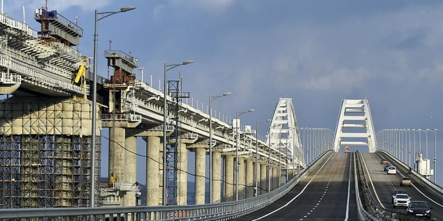 ARCHIV - Im Zuge des Krieges kam es zu einer Explosion auf der Krim-Brücke, die inzwischen wieder befahrbar ist. Foto: Uncredited/AP/dpa