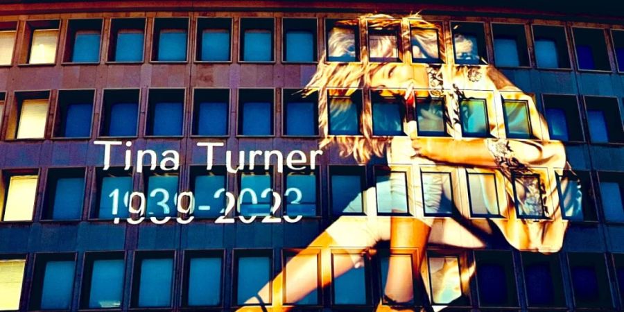 Die amerikanische Botschaft in Bern war am Freitagabend mit einem Porträt der verstorbenen Sängerin Tina Turner beleuchtet.