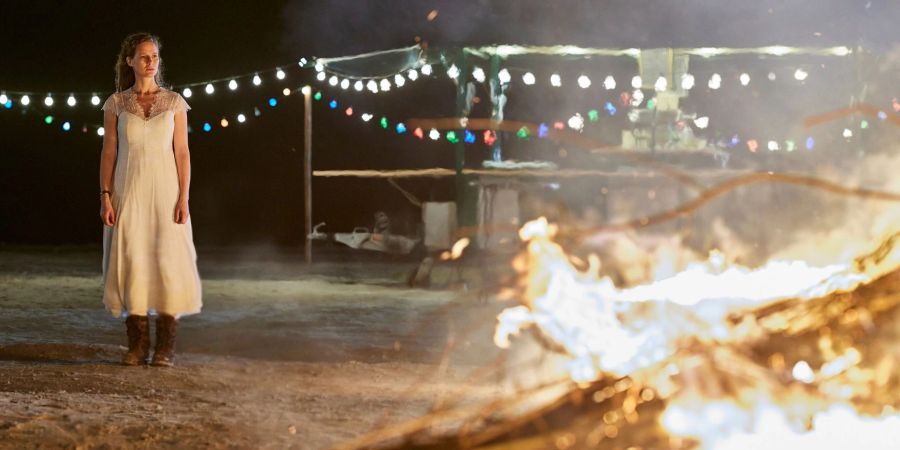 Ann Kathrin Klaasen (Picco von Groote) erinnert sich an die Ereignisse des Mordes am Osterfeuer.