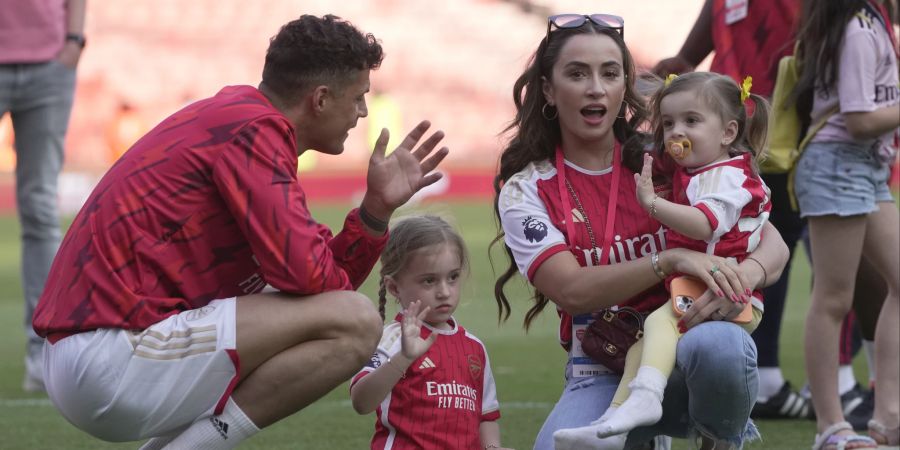 Xhaka zusammen mit seiner Familie nach dem letzten Saisonspiel mit Arsenal.