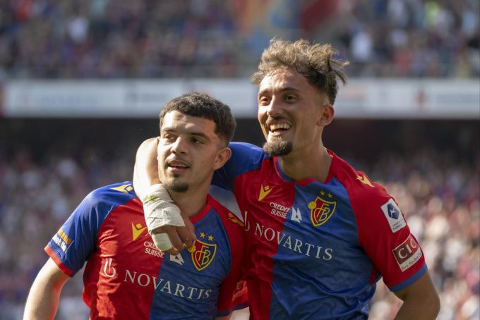 Zeki Amdouni (l.) und Andi Zeqiri (r.) jubeln im Spiel des FC Basel gegen GC. FC Basel