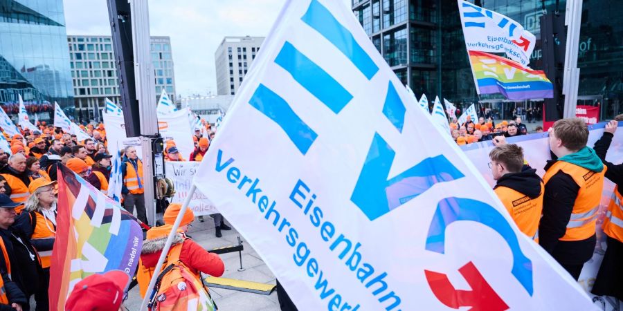 Eine Demonstration der Eisenbahn- und Verkehrsgewerkschaft (EVG) vor dem Berliner Hauptbahnhof.