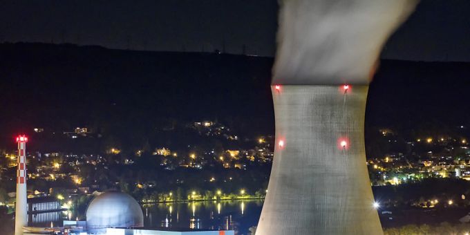 Auch Anlagen wie das Kernkraftwerk Leibstadt sollen der «Lex Koller» unterstellt werden. (Archivbild) lex koller