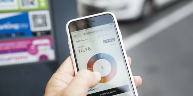 Eine Person bezahlt Parkgebühren mittels der Parkingpay-App von Twint. (Symbolbild) Parkplätze digital