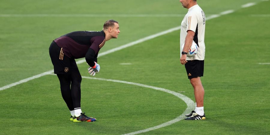 Bundestrainer Hansi Flick (r) rechnet mit einem starken Manuel Neuer bei seiner Rückkehr.