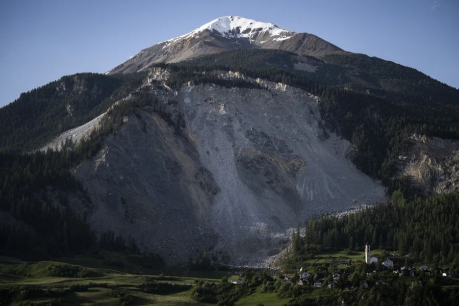 Der bröckelnde Fels und das Dorf Brienz GR am 26. Mai 2023.