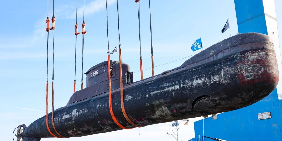 Das U-Boot wird in Kiel verladen.