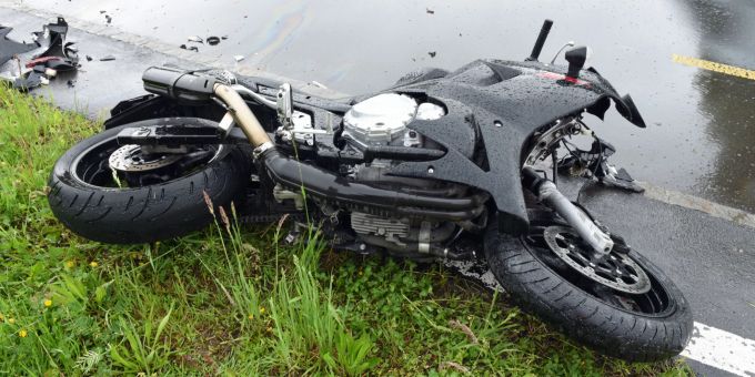 Unfall in Dierikon LU: Motorradfahrer kollidiert mit Auto. Unfall in Dierikon
