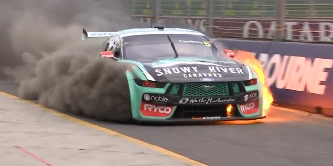 Schreckmoment - Brennender Rennwagen rauscht durch Melbourne-Boxengasse