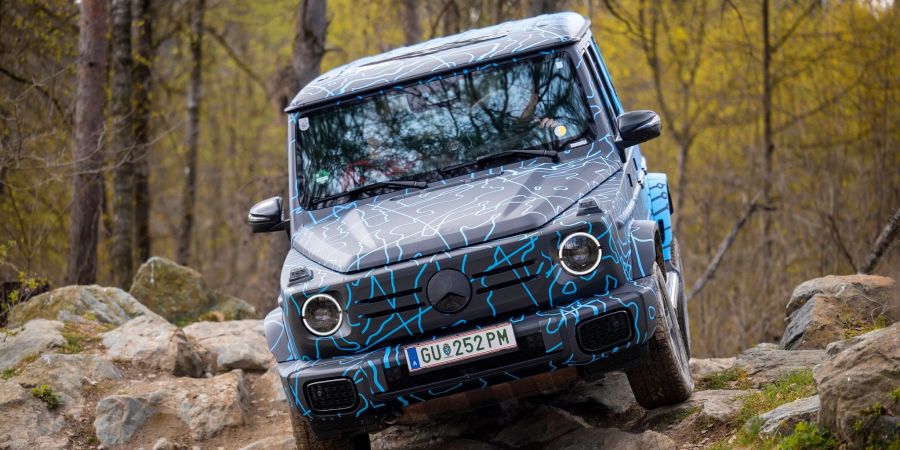 Mit Prototyp über Stock und Stein: Auch der Mercedes EQG, die elektrische Version der G-Klasse, soll wieder über gute Offroad-Eigenschaften verfügen.