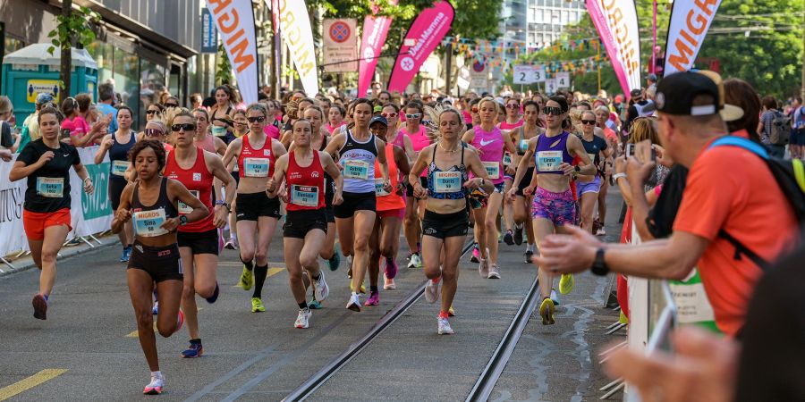 Am Frauenlauf waren dieses Jahr rund 9000 Teilnehmerinnen mit dabei. Hier der Start zum Zehn-Kilometer-Lauf.