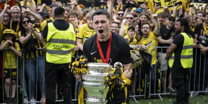 Fabian Rieder von YB jubelt mit dem Pokal nach dem Gewinn des Schweizer Cups. YB