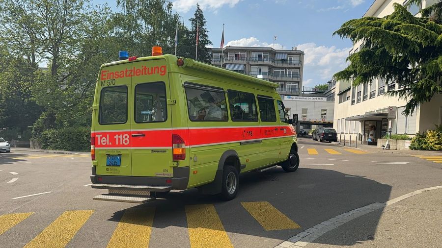 Schutz und Rettung Zürich ist mit einer Ambulanz vor Ort.