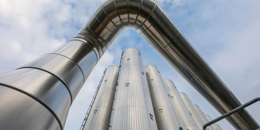 Wärmespeicher mit einer Kapazität von insgesamt 300 Megawattstunden sowie ein Ausgleichsgefäss stehen auf dem Gelände des Heizkraftwerkes Cottbus.