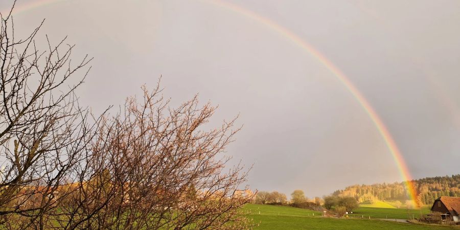Von Riggisberg BE lief der Bogen hoch in den Himmel hinaus.