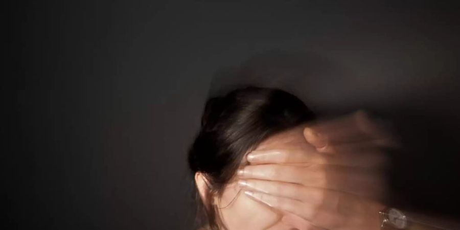 Einer TK-Auswertung zufolge leiden sieben Prozent der Frauen und rund zwei Prozent der Männer unter Migräne. Foto: Oliver Killig/dpa-Zentralbild/dpa/Symbolbild